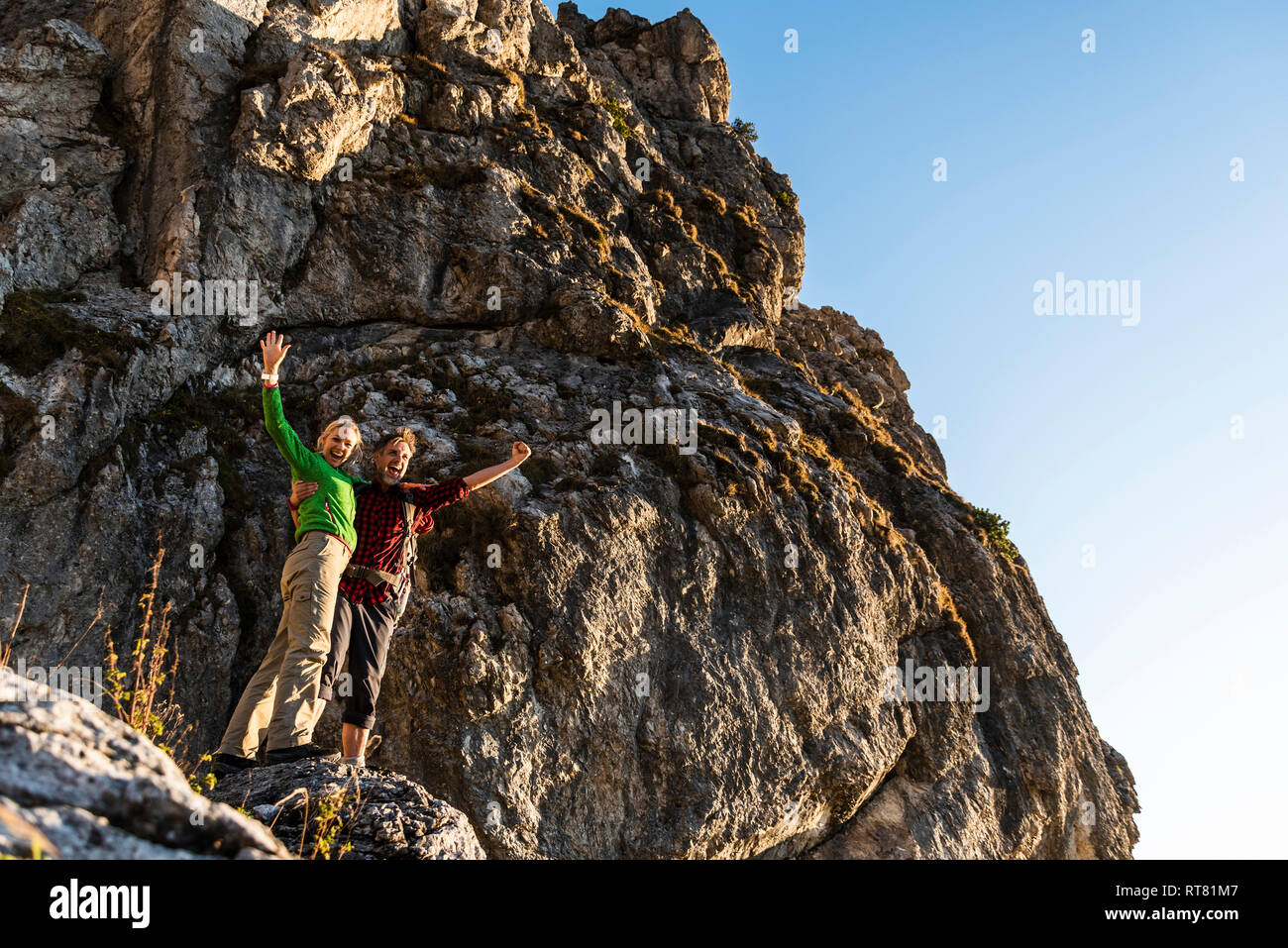 Cheering couple dans les montagnes, looking at view Banque D'Images