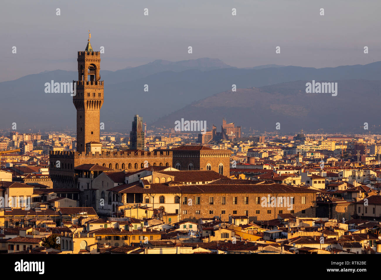 Italie, Florence, paysage urbain et Palazzo Vecchio à la lumière du matin Banque D'Images