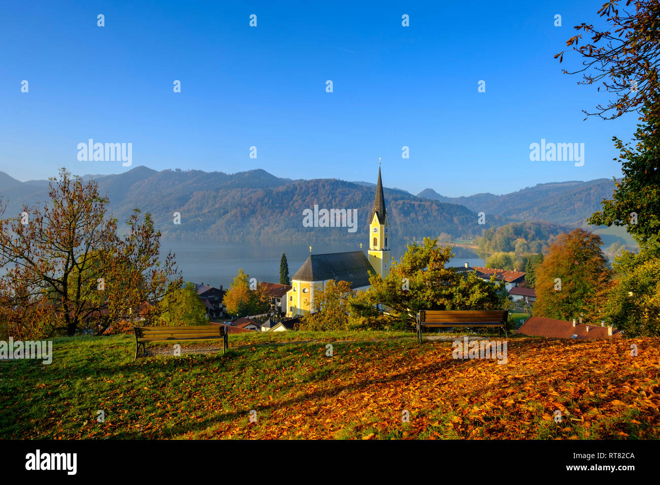 L'Allemagne, la Haute-Bavière, lac Schliersee, église paroissiale Saint Sixte en automne Banque D'Images
