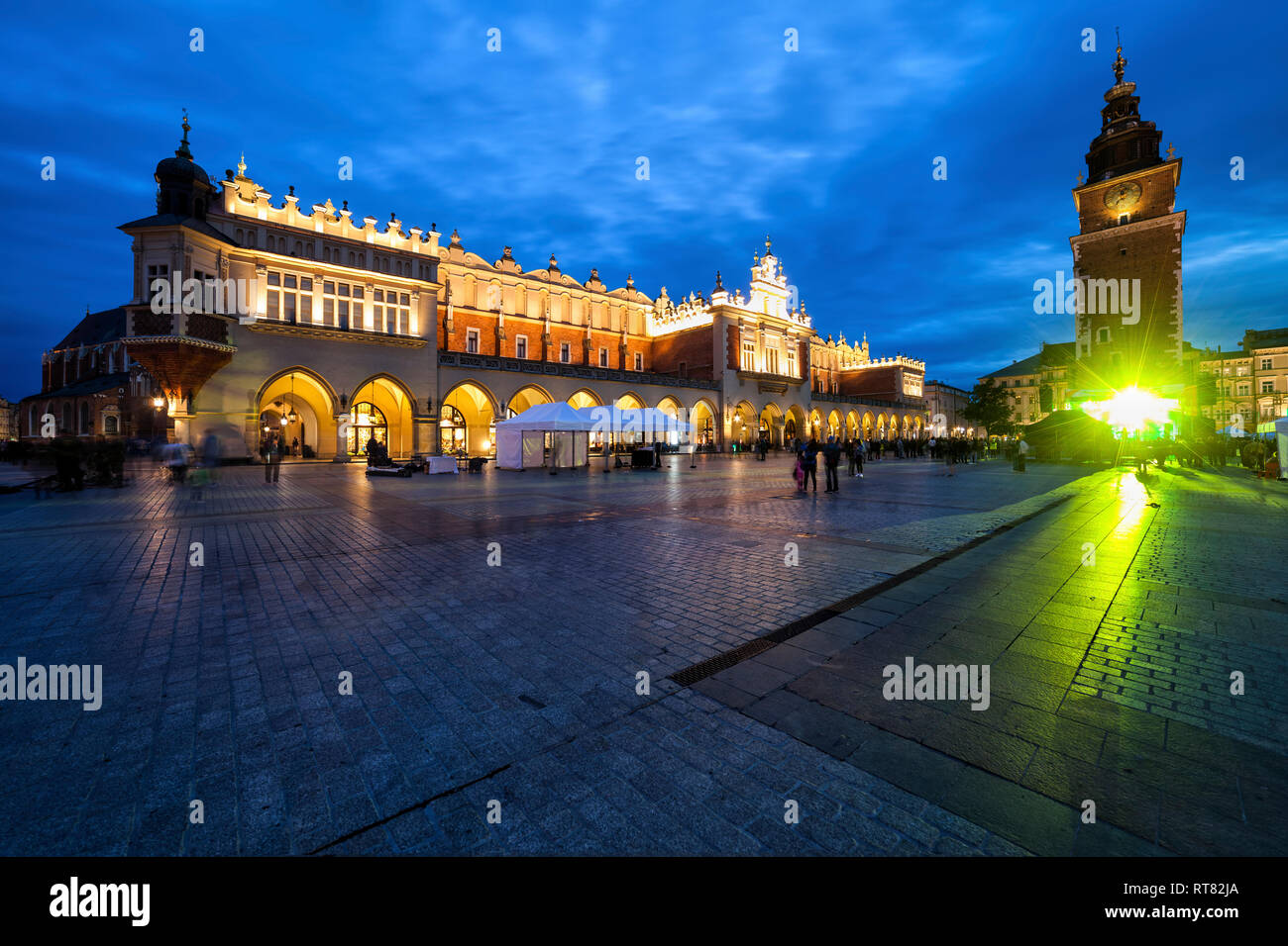 Pologne, Cracovie, ville la nuit, place principale de la vieille ville, Halle aux draps et tour de l'Hôtel de Ville Banque D'Images