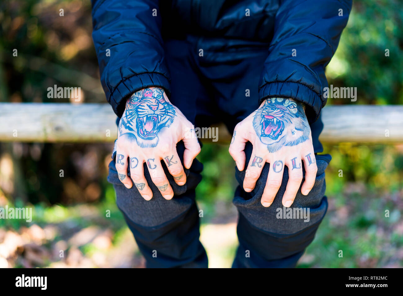 Homme avec les mains tatouées, close-up Banque D'Images