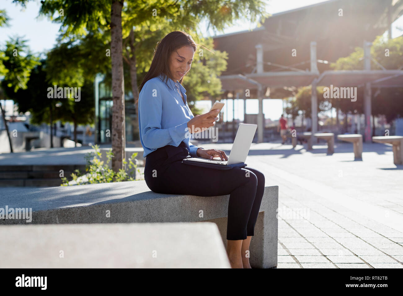 Businesswoman using laptop and smartphone Banque D'Images