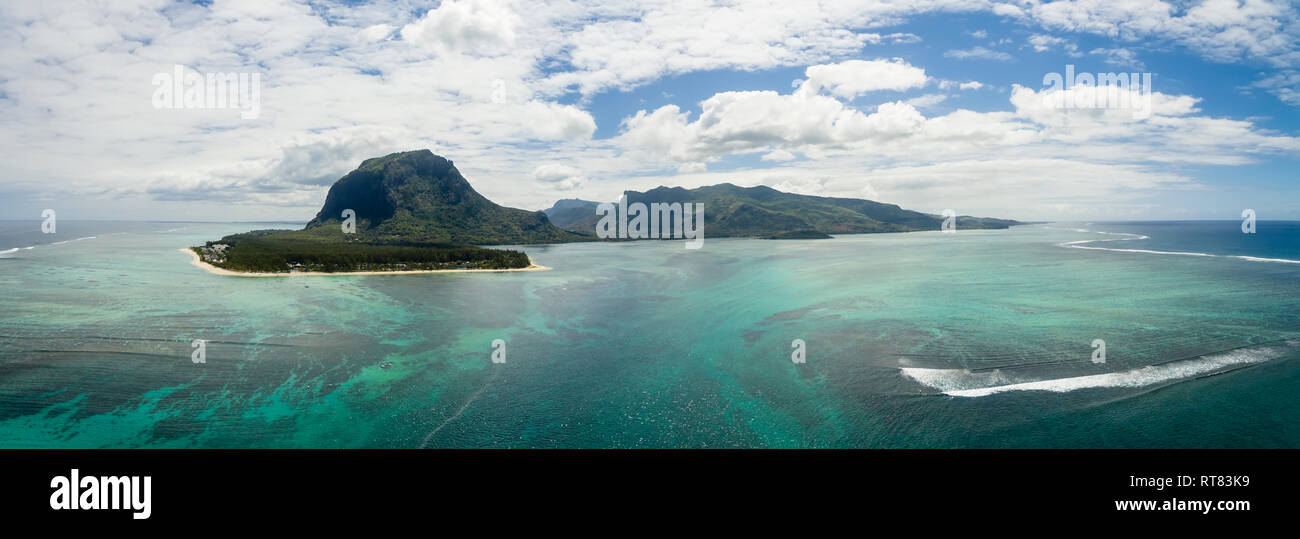 L'Ile Maurice, Côte Sud-ouest, vue de l'Océan Indien, avec le Morne Le Morne Brabant, phénomène naturel sous l'eau, cascade, vue aérienne Banque D'Images