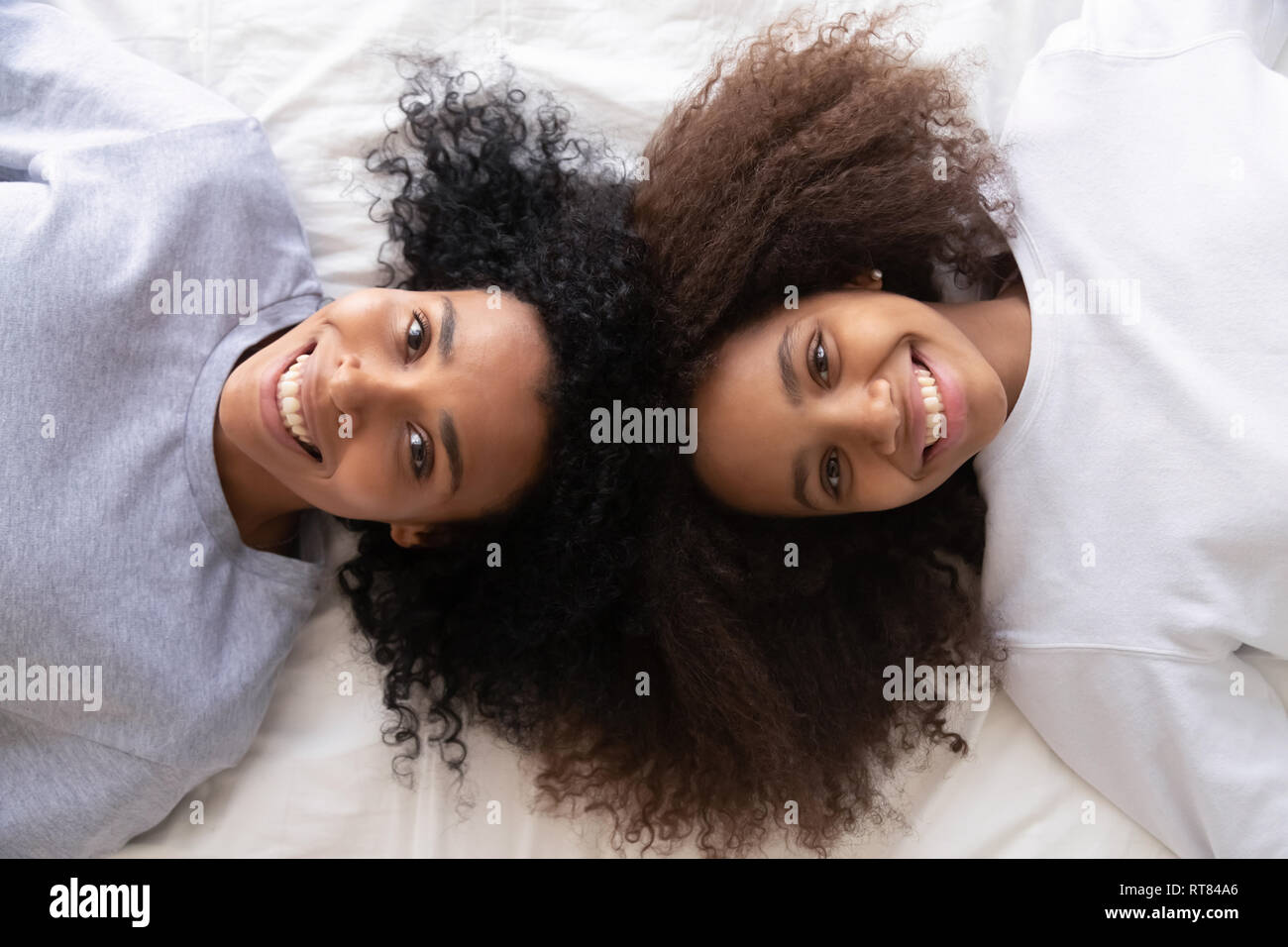 Au-dessus de l'Afrique vue fille et mère lying on bed Banque D'Images