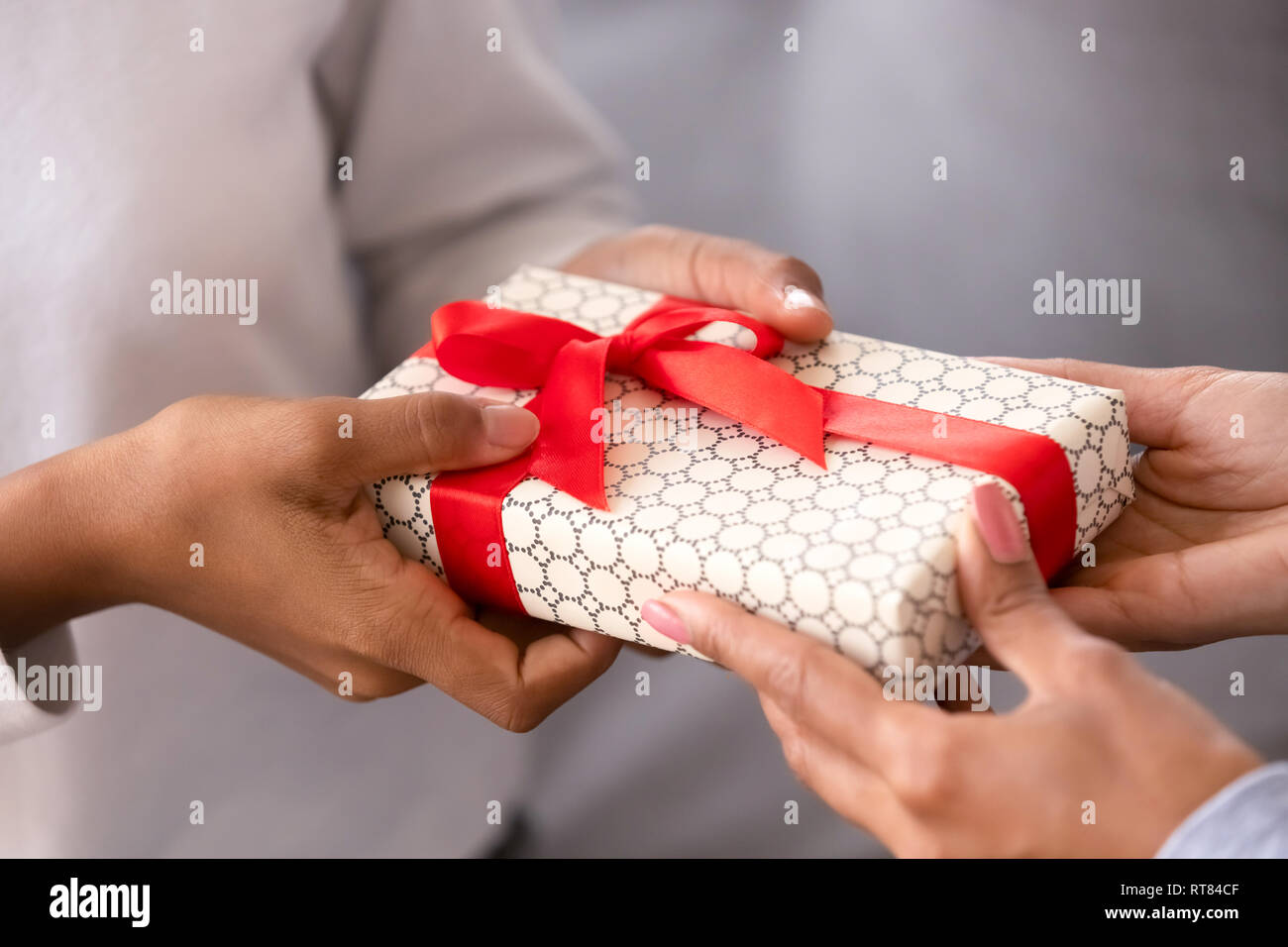 Close up female hands holding gift box Banque D'Images