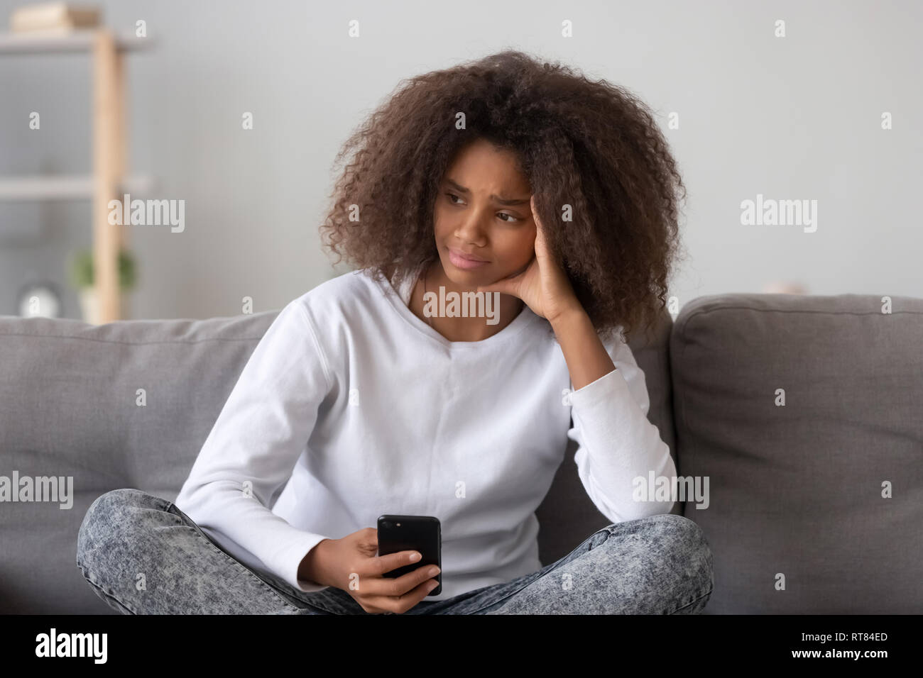 Frustrés mixed race girl a reçu un message désagréable Banque D'Images