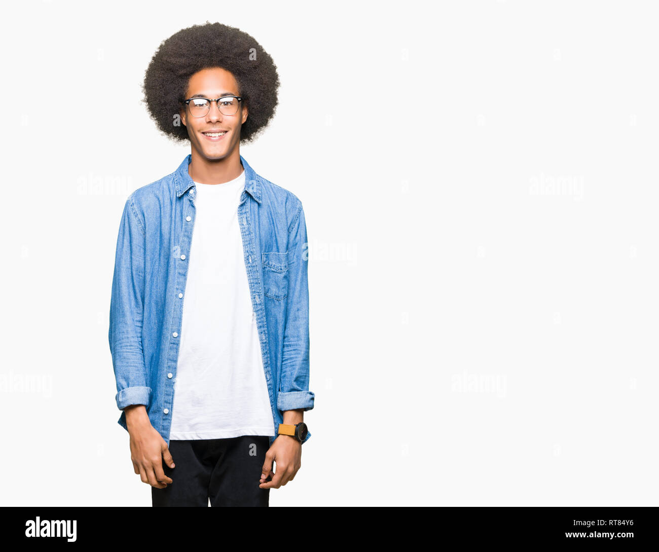 Young african american man with afro hair portant des lunettes avec un sourire heureux et cool sur le visage. Chanceux. Banque D'Images