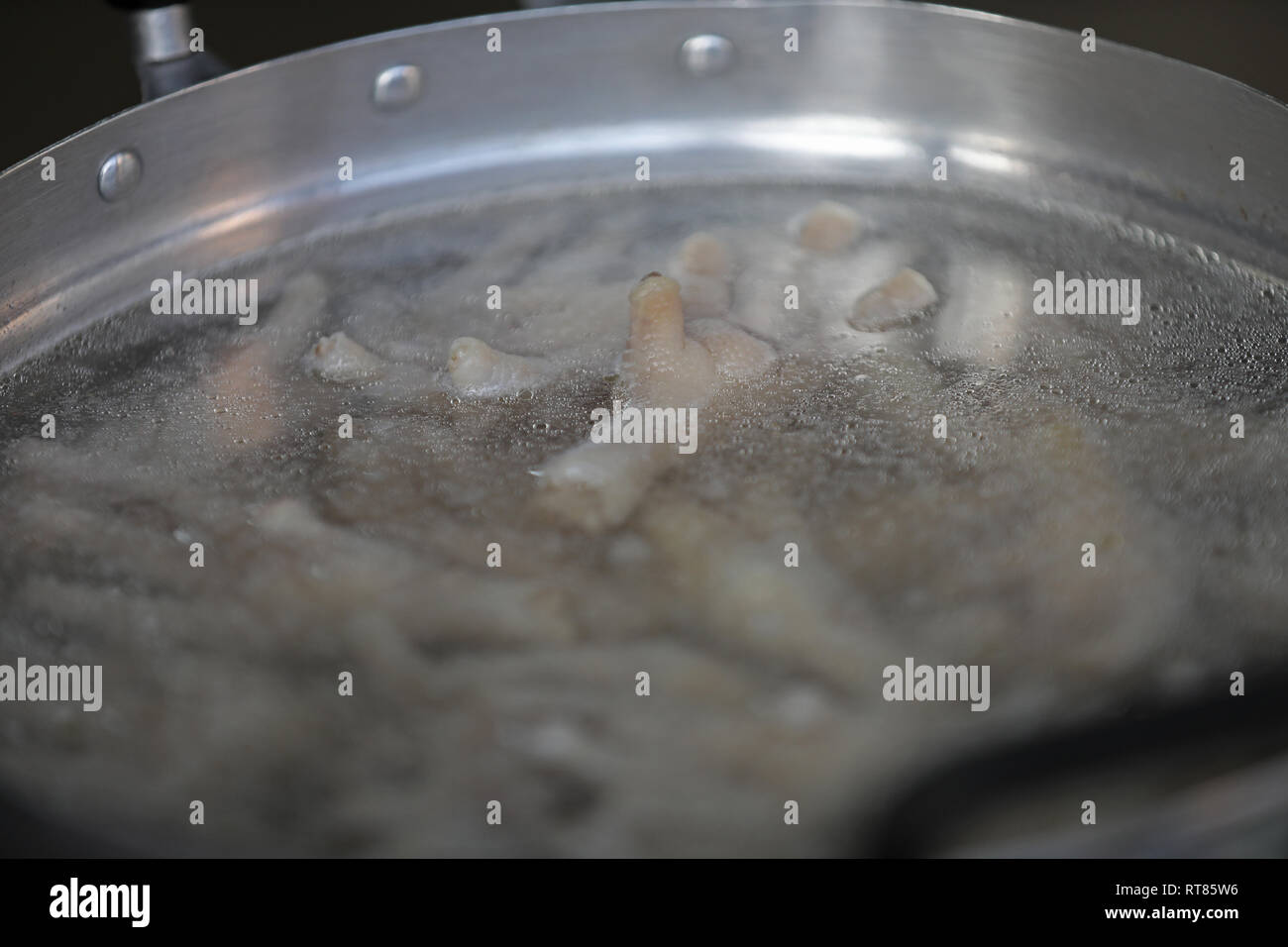 Pattes de poulet cuit Banque D'Images