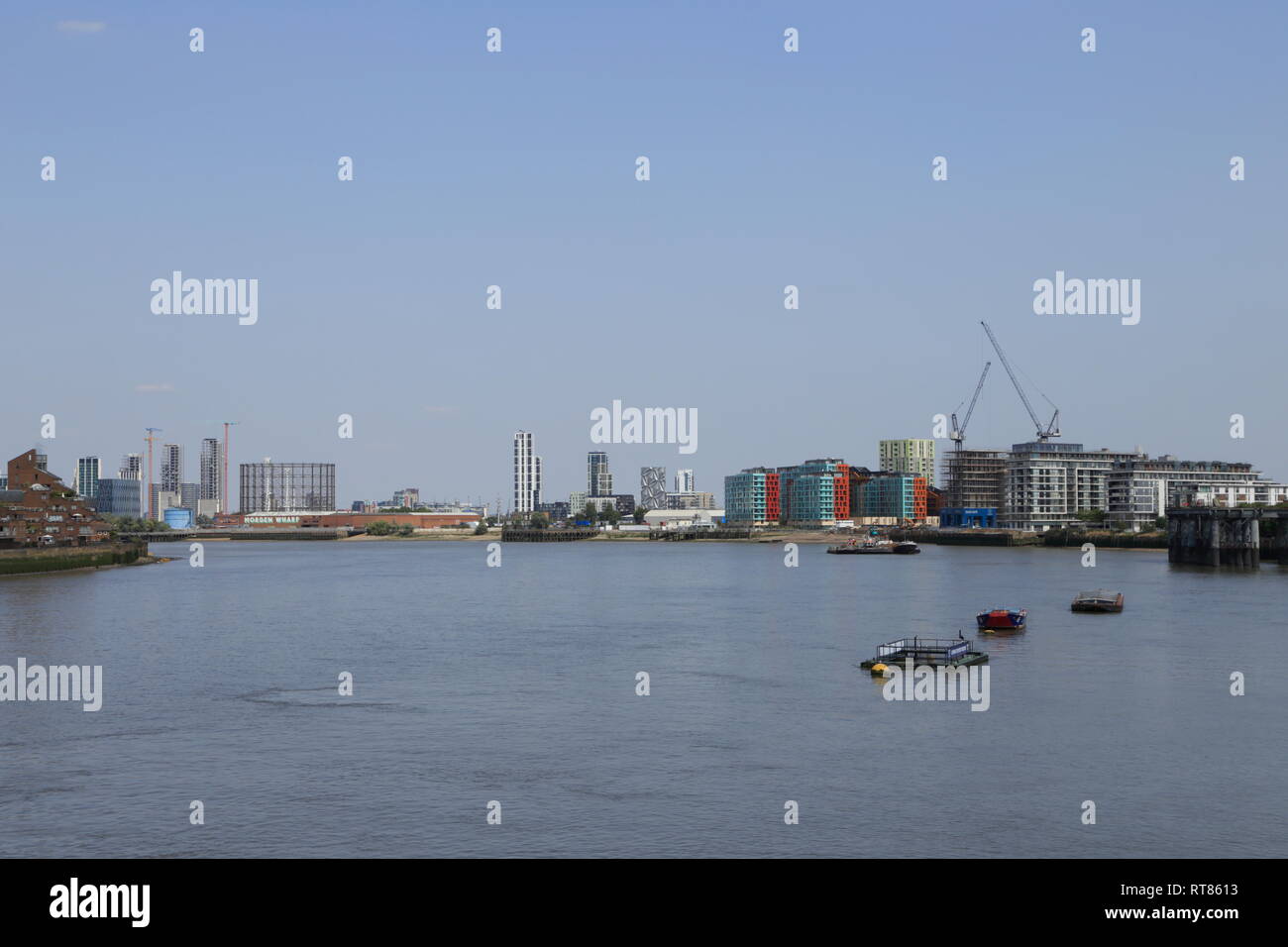 Les bâtiments, y compris l'optique Cape, créer un paysage urbain le long de la Tamise à Londres, vue de Greenwich, Royaume-Uni. Banque D'Images