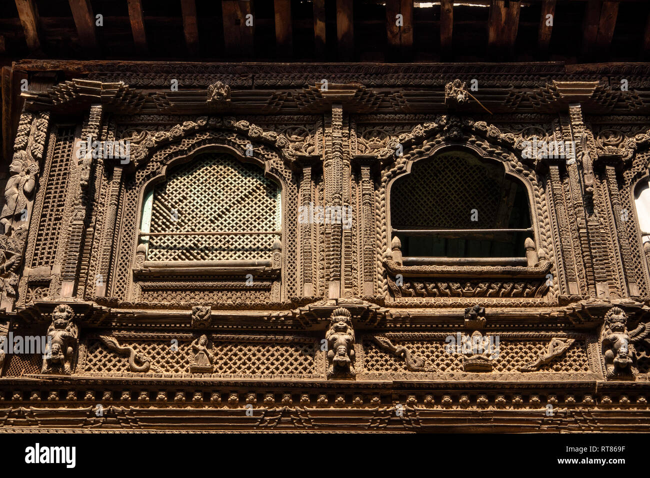 Le Népal, Vallée de Kathmandu, Bhaktapur, Tachupal Tole, magnifiquement sculpté fenêtre traditionnelle en bois Banque D'Images