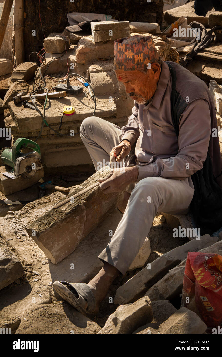 Le Népal, Vallée de Kathmandu, Bhaktapur Durbar Square, Mason, pierre de mesure de réparer 2015 bâtiment endommagé séisme Banque D'Images