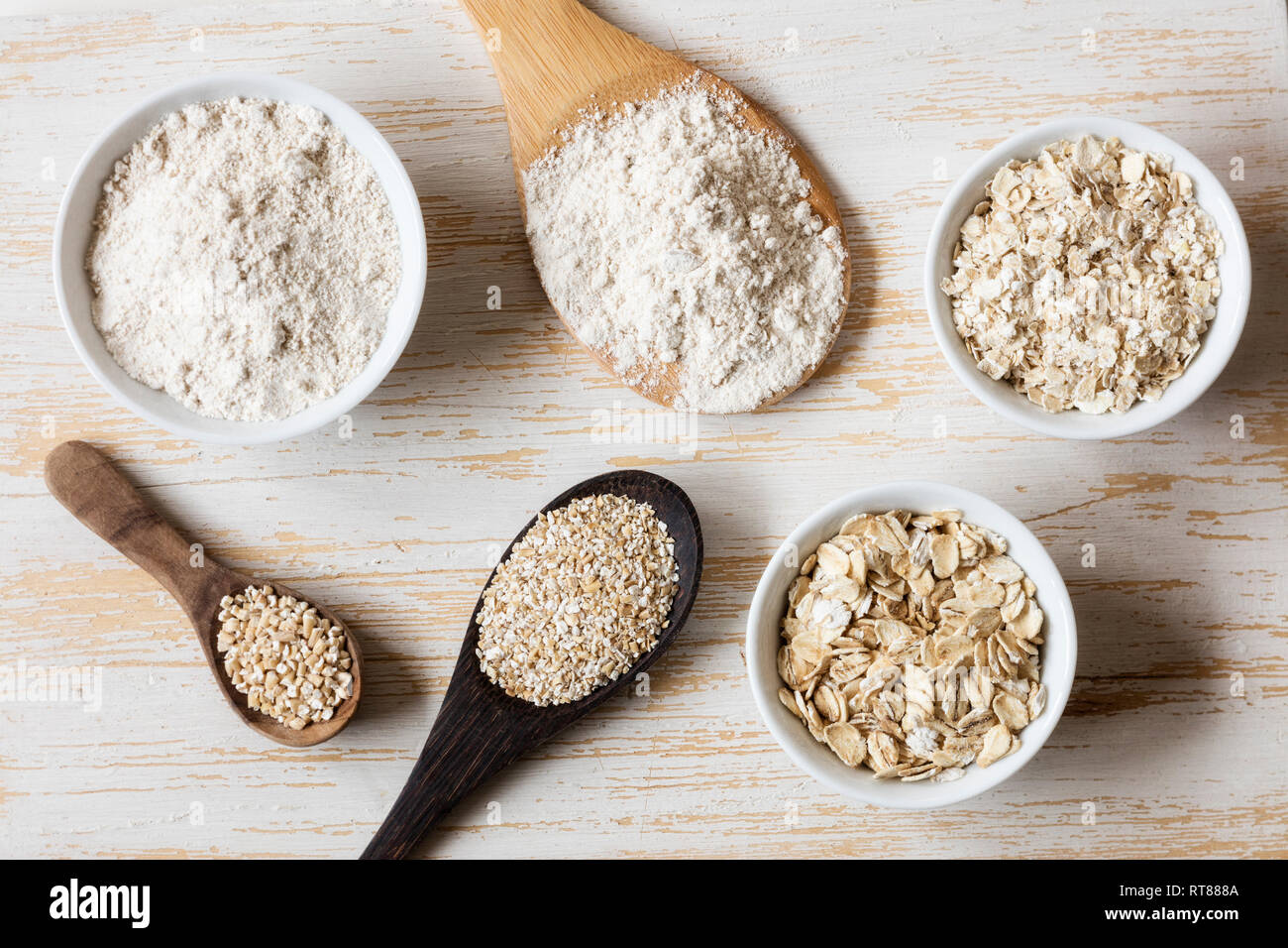 Deux variantes de flocons d'avoine, le son d'avoine, l'avoine et de l'acier-cut oats Banque D'Images