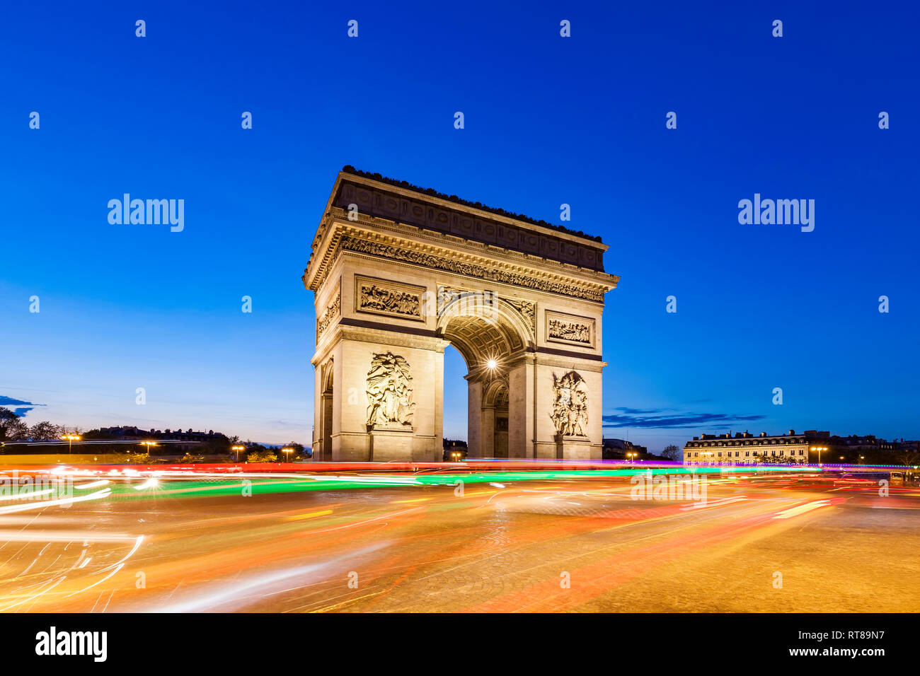 France, Paris, place Charles-de-Gaulle, l'Arc de Triomphe et du trafic nocturne avec light trails Banque D'Images