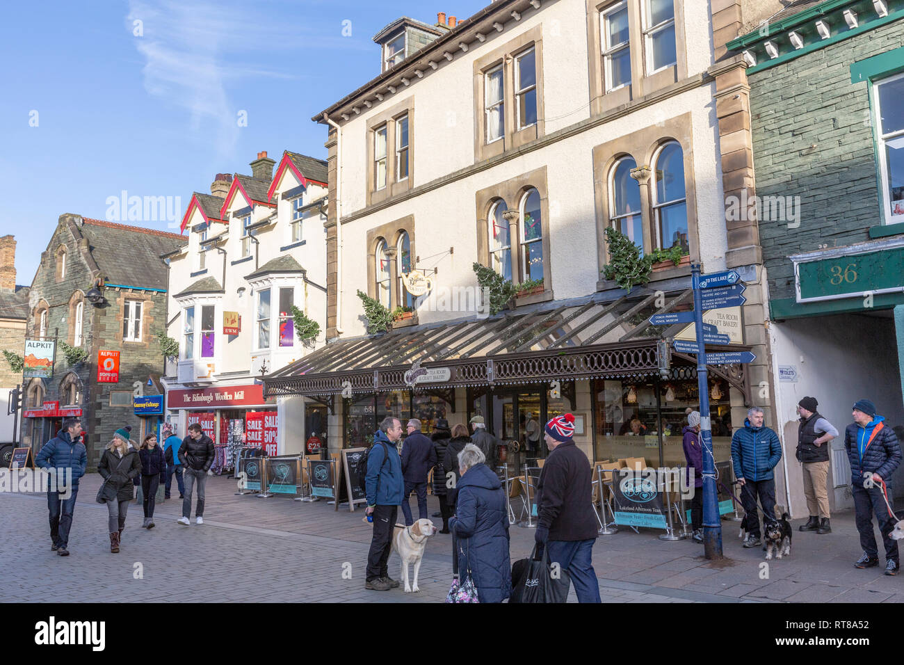 Clients dans le centre-ville de Keswick hivers sur une journée, Lake District, Cumbria, Angleterre Banque D'Images