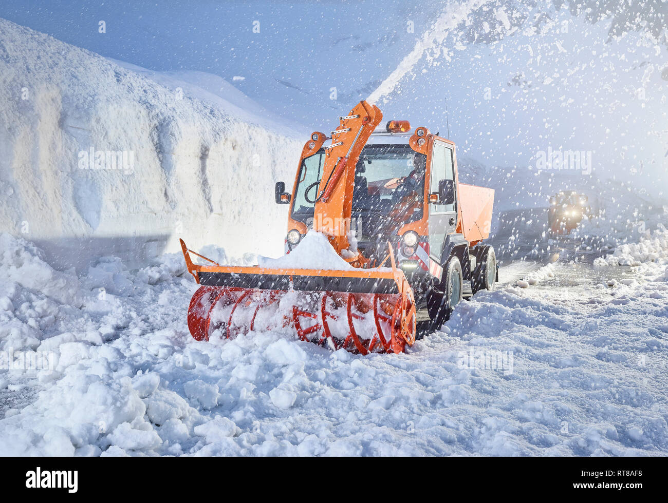 Autriche, Tyrol, Hintertux, snow-service de labour avec la souffleuse Banque D'Images