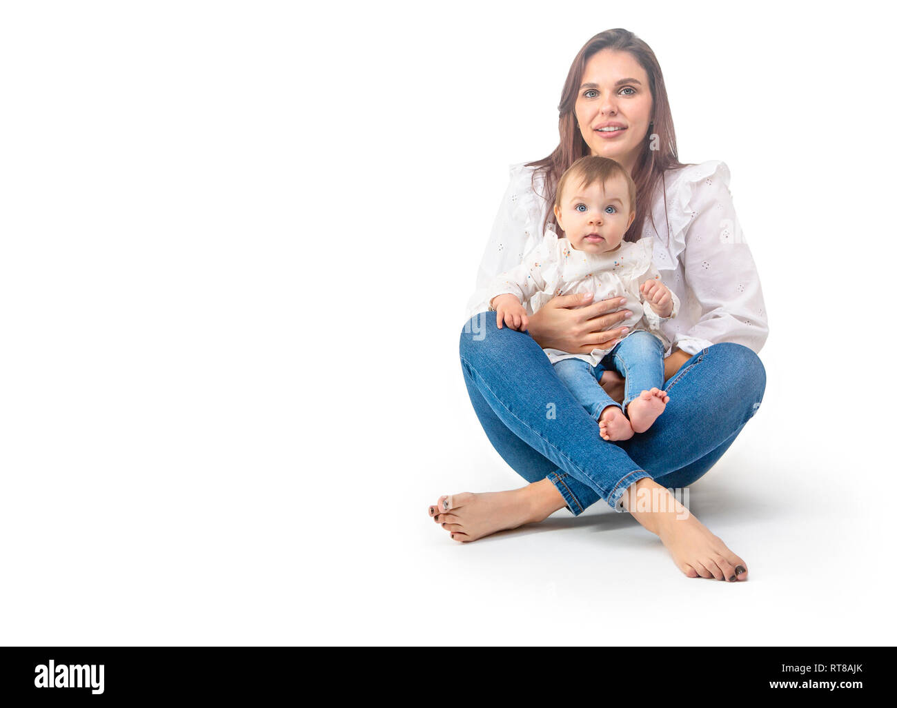 Mère et son bébé fille isolée sur fond blanc Banque D'Images