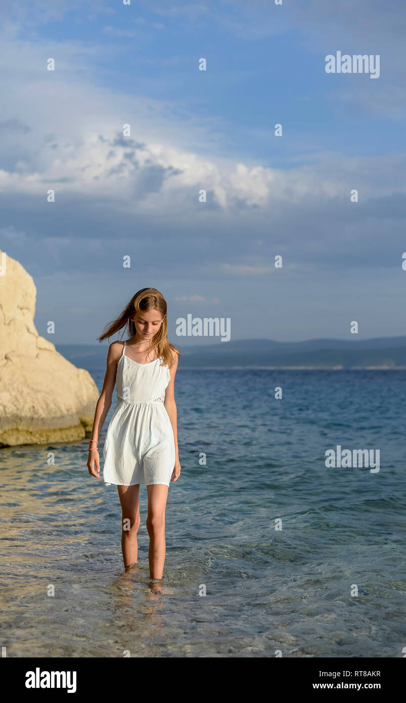 Croatie, Trogir, fille de patauger dans l'eau près de la mer Banque D'Images