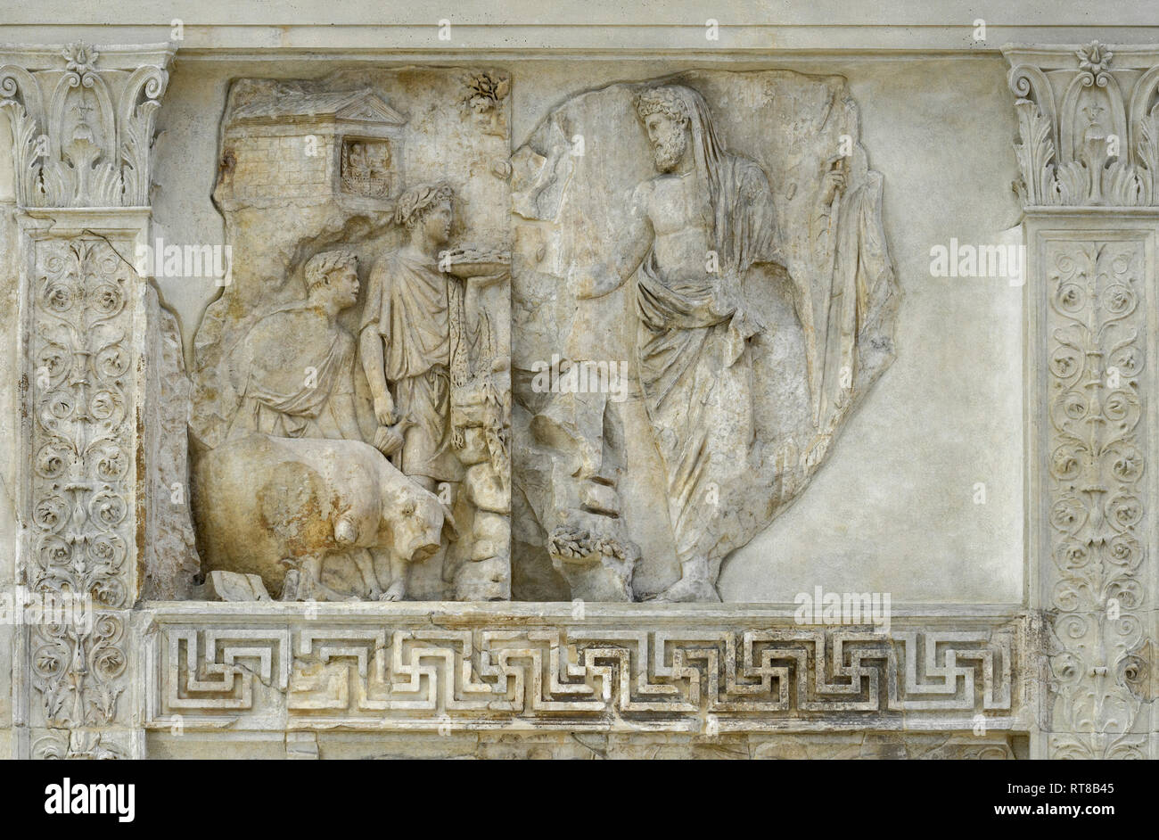 Rome. L'Italie. L'Ara Pacis Augustae, Musée Ara Pacis. Mur ouest extérieur (avant), le 'Enée' relief panneau, représentant un sacrifice effectué par Aenea Banque D'Images