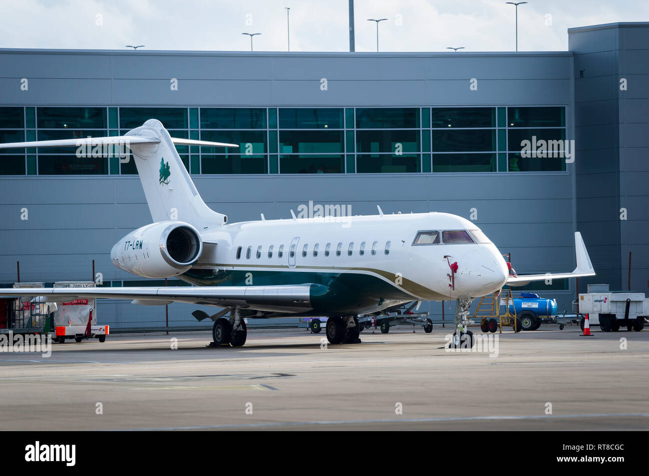 L'avion d'affaires bimoteur avion en attente sur l'aire de l'aéroport de Luton, Angleterre. Banque D'Images