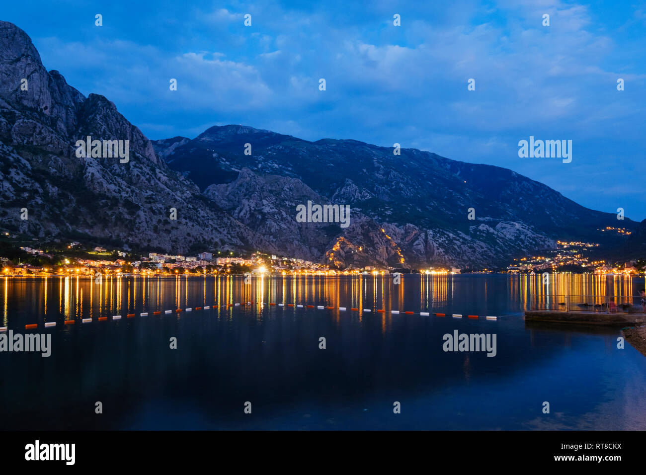 Baie de Kotor, Monténégro, Dobrota et Kotor à heure bleue Banque D'Images