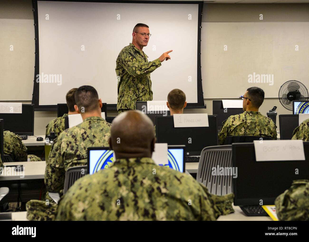 Adm arrière. Dave Welch, commandant, et de Combat Naval Surface Mine Development Center (SMWDC), s'adresse à des instructeurs et des tactiques de course (ITC) classe 19010 avant leur diplôme. Le CCI est d'abord le cours de chaque instructeur de tactiques de guerre (WTI) candidat doit remplir avant de se spécialiser dans l'une des quatre zones de combat. SMWDC est situé au siège de la base navale de San Diego, avec quatre divisions en Virginie et en Californie, a porté sur la guerre amphibie, et la défense antimissile, la lutte anti-sous-marine et de surface, la guerre et la guerre des mines. La commande a pour mission d'accroître l'lethalit Banque D'Images