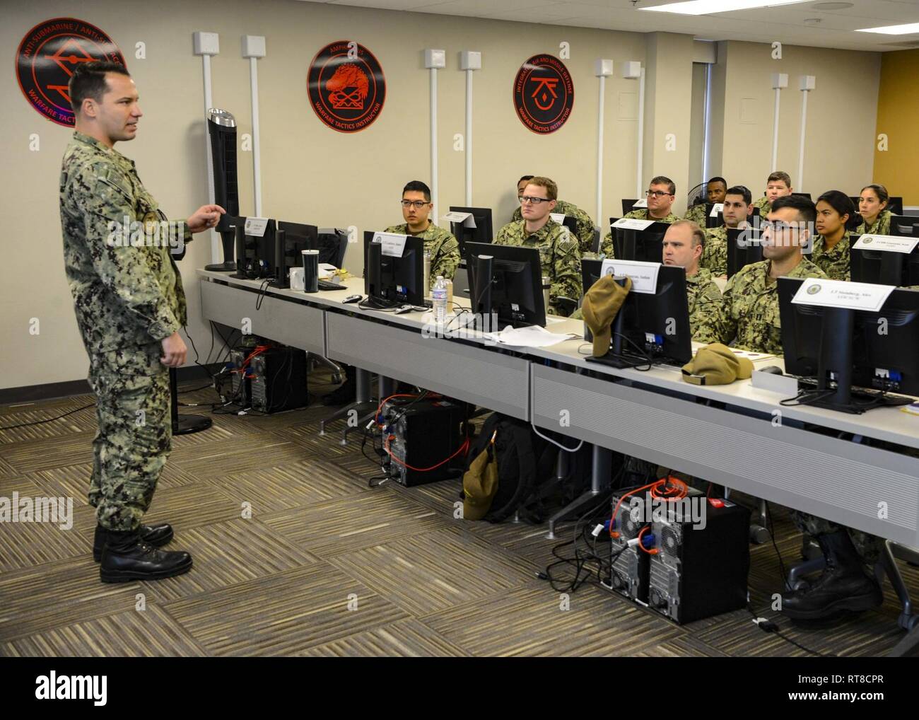 Le lieutenant Cmdr. Christopher Polnaszek, Naval Surface et le Centre de développement de la guerre des mines (SMWDC) instructeur du cours et les tactiques (CCI) responsable parle de classe 19010 ITC avant leur diplôme. Le CCI est d'abord le cours de chaque instructeur de tactiques de guerre (WTI) candidat doit remplir avant de se spécialiser dans l'une des quatre zones de combat. SMWDC est situé au siège de la base navale de San Diego, avec quatre divisions en Virginie et en Californie, a porté sur la guerre amphibie, et la défense antimissile, la lutte anti-sous-marine et de surface, la guerre et la guerre des mines. La commande a pour mission d'augmenter e Banque D'Images