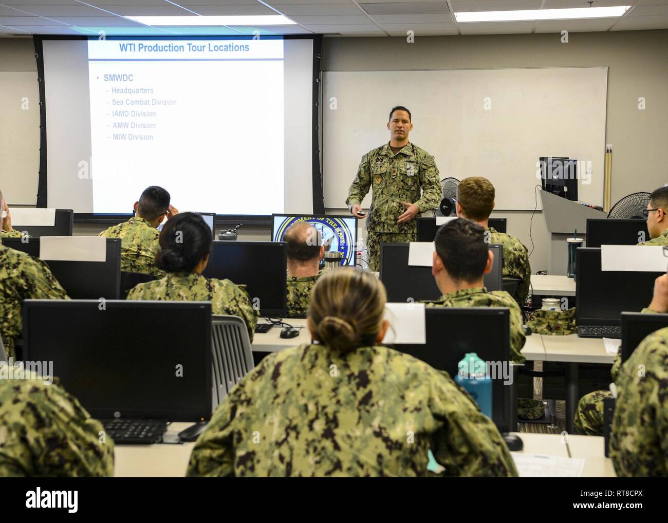 Le lieutenant Cmdr. Christopher Polnaszek, Naval Surface et le Centre de développement de la guerre des mines (SMWDC) instructeur du cours et les tactiques (CCI) responsable parle de classe 19010 ITC avant leur diplôme. Le CCI est d'abord le cours de chaque instructeur de tactiques de guerre (WTI) candidat doit remplir avant de se spécialiser dans l'une des quatre zones de combat. SMWDC est situé au siège de la base navale de San Diego, avec quatre divisions en Virginie et en Californie, a porté sur la guerre amphibie, et la défense antimissile, la lutte anti-sous-marine et de surface, la guerre et la guerre des mines. La commande a pour mission d'augmenter e Banque D'Images