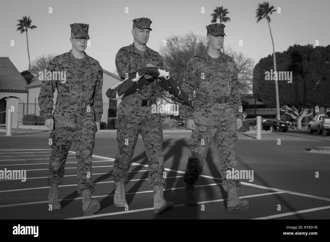 Les Marines américains avec le Siège et l'Escadron, Marine Corps Air Station (MCAS) Yuma, conduite matin de couleurs à la parade sur pont MCAS Yuma (Arizona), le 25 janvier 2019. Matin et soir des couleurs, reportez-vous à la montée et la descente de notre drapeau national. Couleurs du matin est la traditionnelle cérémonie de lever du drapeau qui a lieu chaque matin à 8h00. Banque D'Images