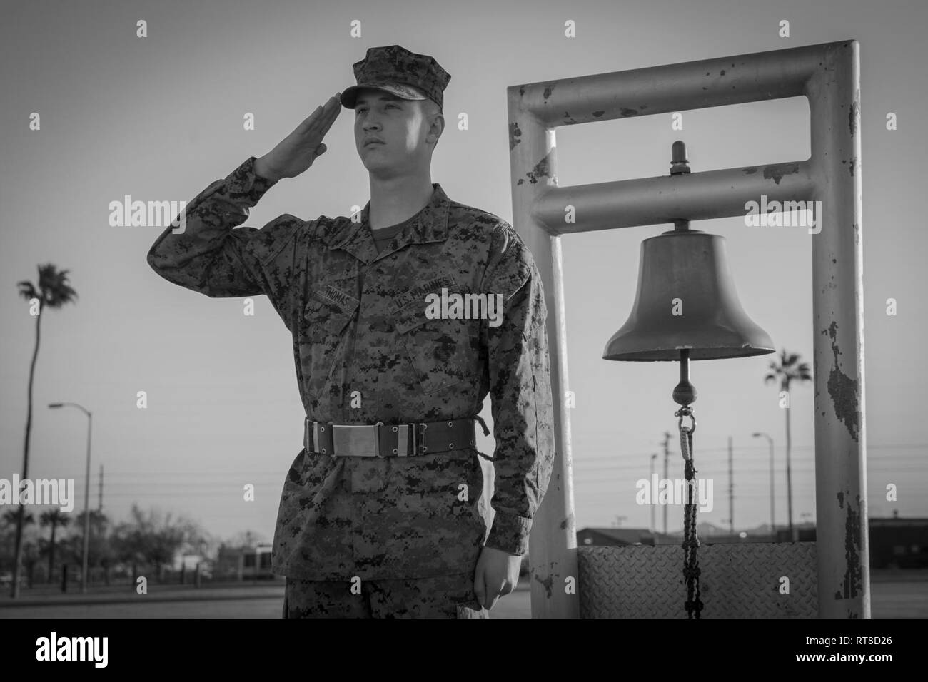 Les Marines américains avec le Siège et l'Escadron, Marine Corps Air Station (MCAS) Yuma, conduite matin de couleurs à la parade sur pont MCAS Yuma (Arizona), le 25 janvier 2019. Matin et soir des couleurs, reportez-vous à la montée et la descente de notre drapeau national. Couleurs du matin est la traditionnelle cérémonie de lever du drapeau qui a lieu chaque matin à 8h00. Banque D'Images