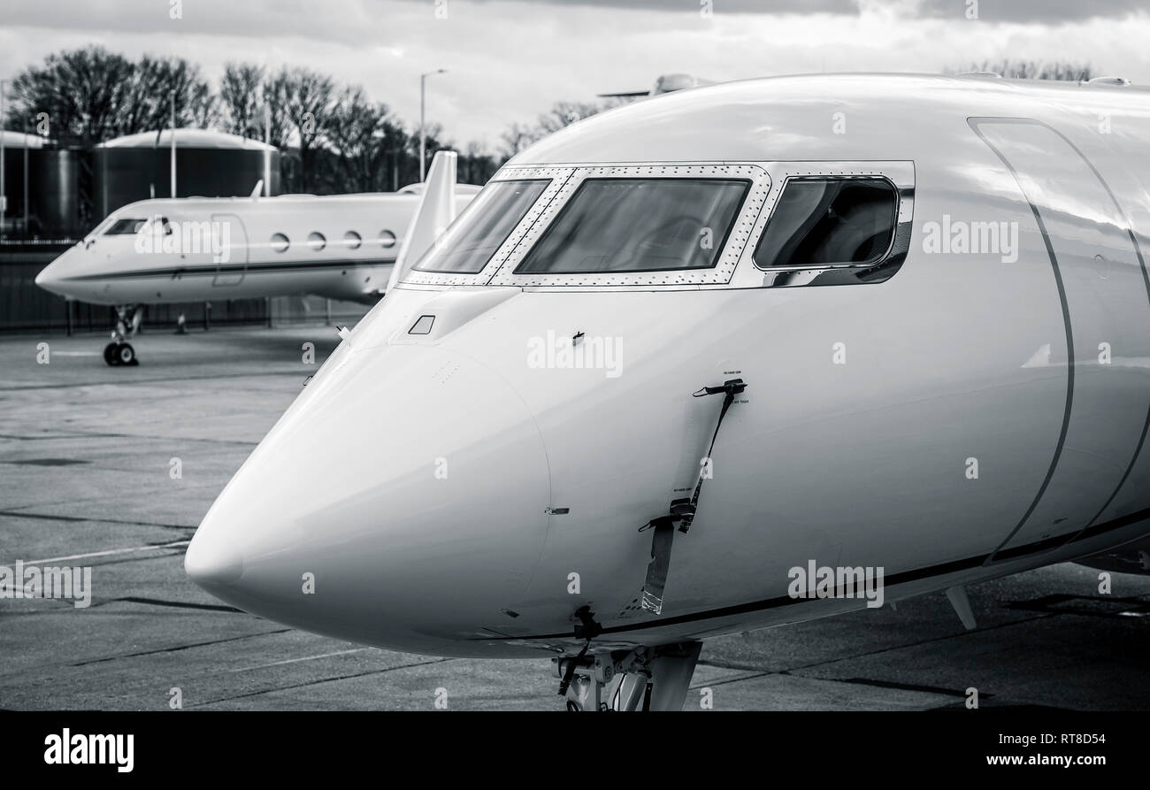 Avant d'un avion à réaction d'affaires à l'aéroport de Luton, Angleterre. Banque D'Images