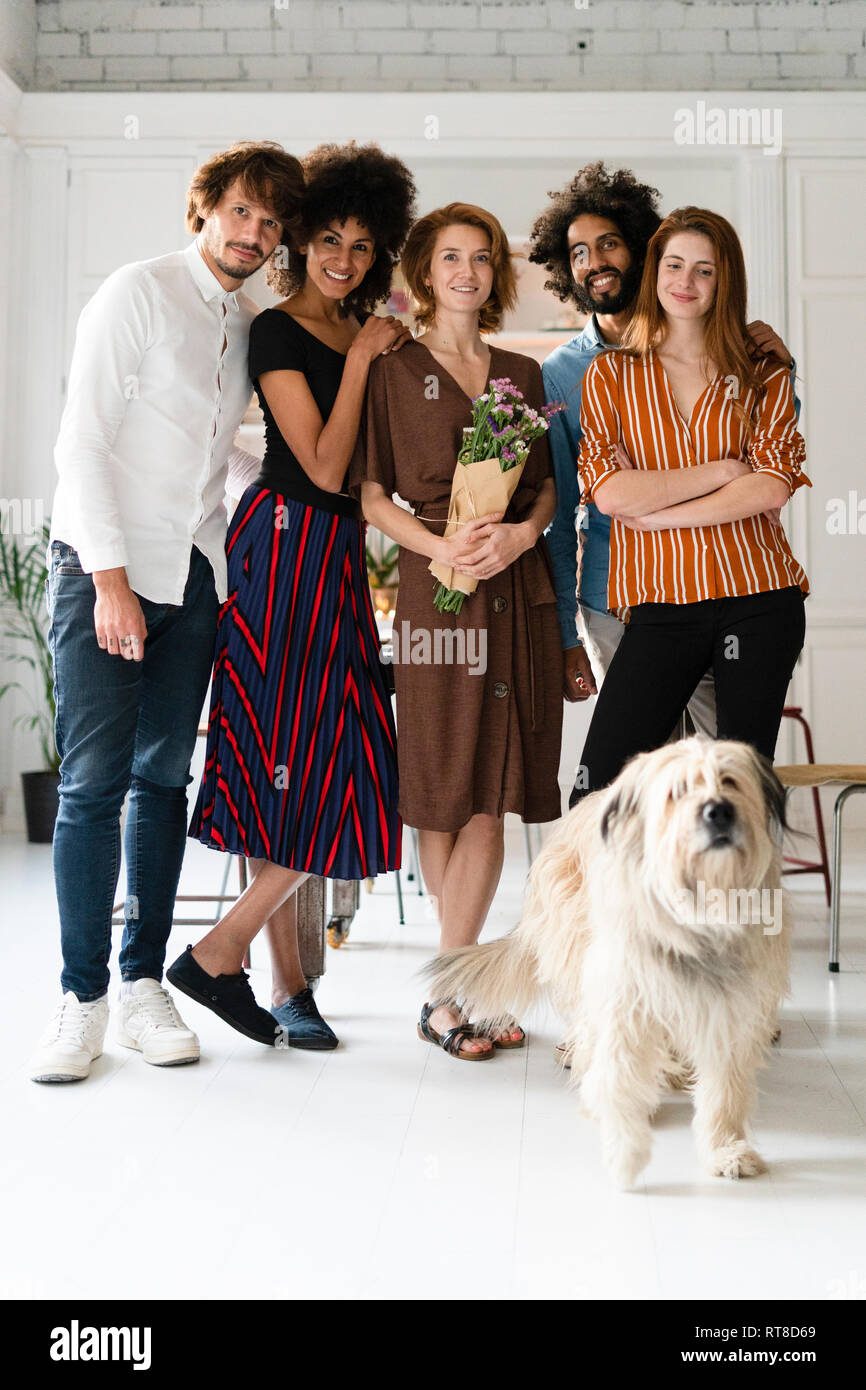 Photo De Groupe Avec Un Chien D Amis Celebrer Ghe Anniversaire Et Une Jeune Femme Photo Stock Alamy