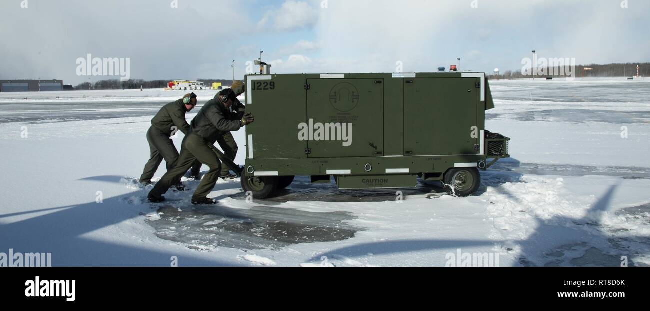 Les Marines américains affectés à l'Escadron de transport de ravitaillement aérien maritime (252) VMGR propose un générateur à la Base des Forces canadiennes Trenton, Ontario, Canada, le 25 janvier 2019. VMGR-252 effectue un exercice au Canada, pour le temps froid de la formation et de la certification de l'équipage. VMGR-252 est une unité subordonnée pour Marine Aircraft Group 14, 2nd Marine Aircraft Wing. Banque D'Images