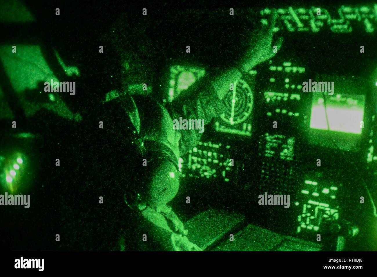 Un 9e Escadron d'opérations spéciales évalue continuellement les officier de systèmes de combat et coordonne un travail de nuit dans un MC-130J Commando II lors d'Emerald Warrior/Trident au Naval Air Station North Island, en Californie, le 24 janvier 2019. Emerald Warrior/Trident est le plus grand exercice d'opérations spéciales interarmées où U.S. Special Operations Forces commande former pour répondre aux différentes menaces dans toute la gamme des conflits. Banque D'Images