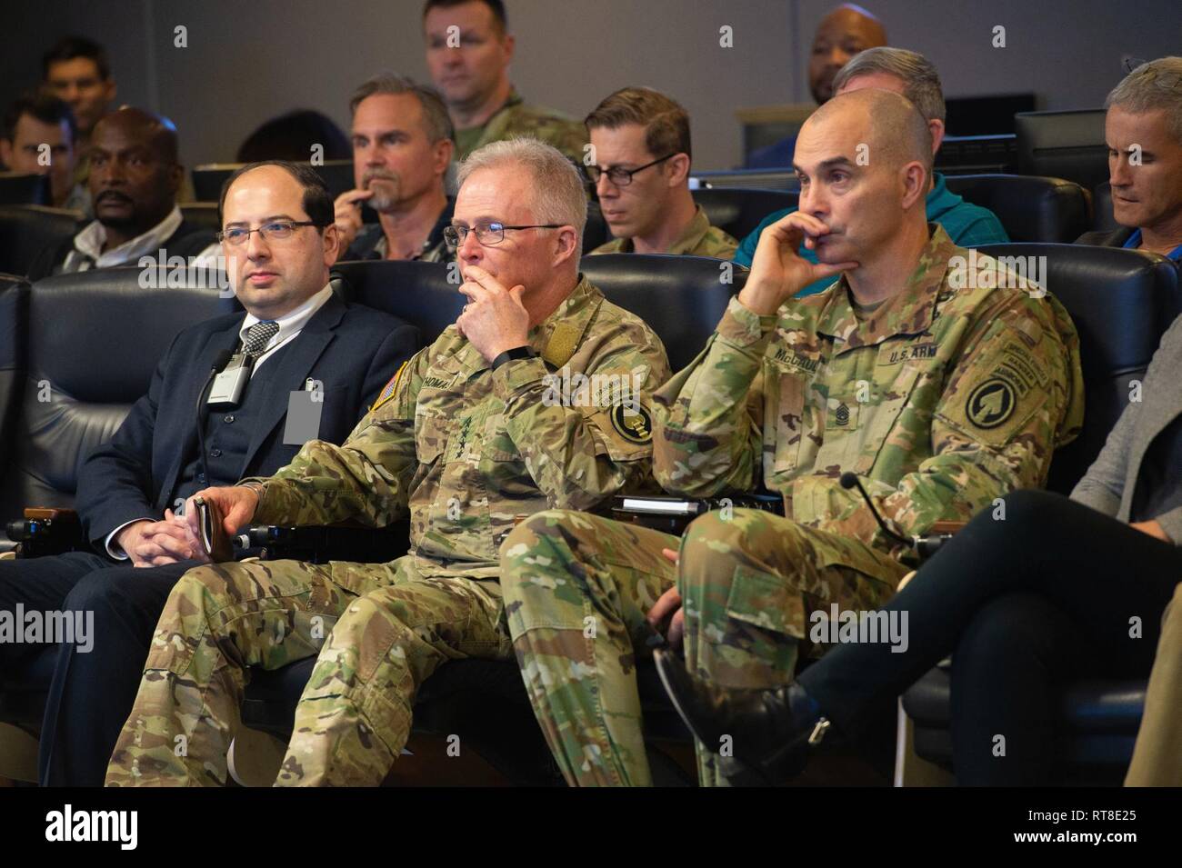 Amir Husain, auteur de "The Sentient Machine", le général Raymond A. Thomas III, commandant, Commandement des opérations spéciales américaines, et commande le Sgt. Le major Patrick McCauley, senior leader SOCOM enrôlé, assister à une réunion de travail au siège de commandement sur la base aérienne MacDill, Floride, le 25 janvier 2019. Husain visité commandement pour parler de l'intelligence artificielle et ses applications potentielles pour les opérations spéciales. Banque D'Images