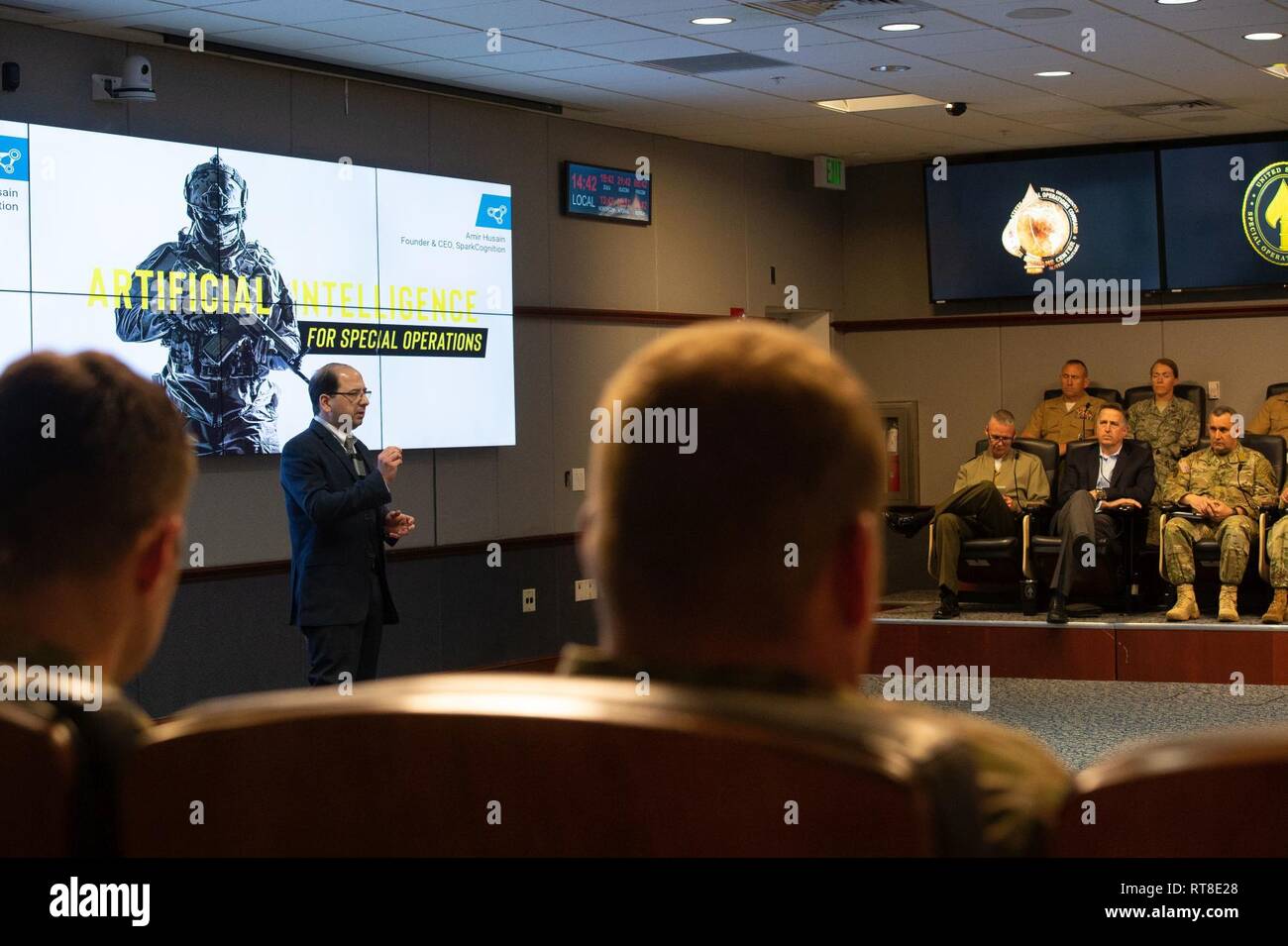 Amir Husain, auteur de "The Sentient Machine", parle de l'intelligence artificielle au siège de SOCOM sur la base aérienne MacDill, Floride, le 25 janvier 2019. Le discours de Husain a fait partie de la série de conférences du commandant de commandement visant à informer et mobiliser les hauts dirigeants des forces d'opérations spéciales. Banque D'Images