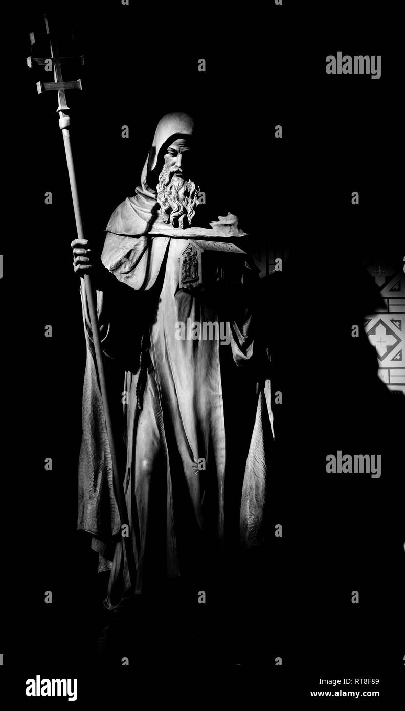 PRAGUE, RÉPUBLIQUE TCHÈQUE - le 17 octobre 2018 : La statue sculptée à l'église de Saint Cyrille Svatého Cyrila par Metodeje Břetislav Kafka (1891 - 1967). Banque D'Images