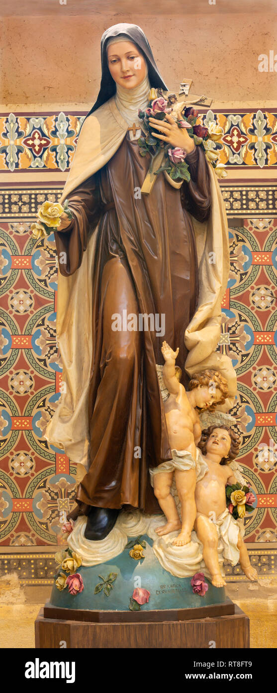 PRAGUE, RÉPUBLIQUE TCHÈQUE - le 17 octobre 2018 : La statue de sainte Thérèse de l'Enfant Jésus à l'église par Metodeje Svatého Cyrila Břetislav Kafka Banque D'Images