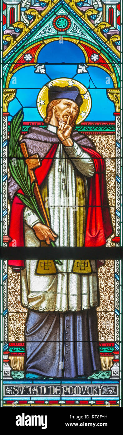 PRAGUE, RÉPUBLIQUE TCHÈQUE - le 17 octobre 2018 : la saint Jean Népomucène sur le vitrail à l'église Svatého Cyrila Metodeje conçu par Josef Mocker (e Banque D'Images