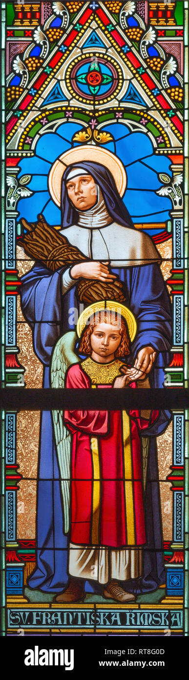 PRAGUE, RÉPUBLIQUE TCHÈQUE - le 17 octobre 2018 : la sainte Françoise de Rome sur le vitrail à l'église Svatého Cyrila Metodeje conçu par Josef Mocker ( Banque D'Images