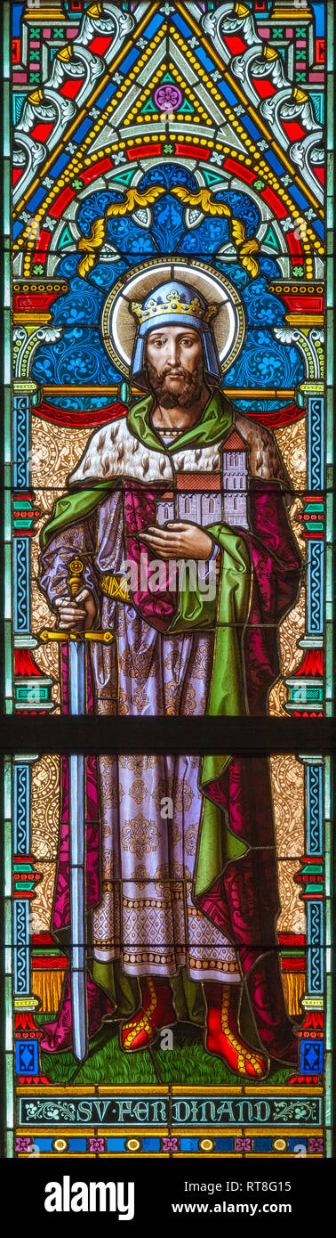 PRAGUE, RÉPUBLIQUE TCHÈQUE - le 17 octobre 2018 : La Saint Ferdinand le roi sur le vitrail à l'église Svatého Cyrila Metodeje conçu par Josef Mocker Banque D'Images