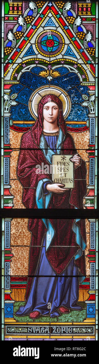 PRAGUE, RÉPUBLIQUE TCHÈQUE - le 17 octobre 2018 : Le Saint Sophia de Rome sur le vitrail à l'église Svatého Cyrila Metodeje conçu par Josef Mocker (e Banque D'Images