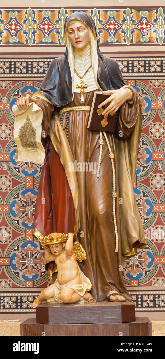 PRAGUE, RÉPUBLIQUE TCHÈQUE - le 17 octobre 2018 : La statue de Saint Agnès de Bohême, à l'église par Metodeje Svatého Cyrila Břetislav Kafka (1891 - 196 Banque D'Images