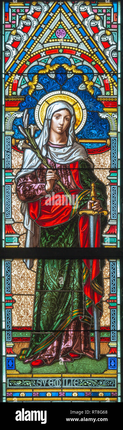 PRAGUE, RÉPUBLIQUE TCHÈQUE - le 17 octobre 2018 : le fleuve d'Emily sur le vitrail à l'église Svatého Cyrila Metodeje conçu par Josef Mocker (fin de 19. c Banque D'Images