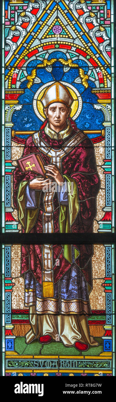 PRAGUE, RÉPUBLIQUE TCHÈQUE - le 17 octobre 2018 : la Saint Martin sur le vitrail à l'église Svatého Cyrila Metodeje conçu par Josef Mocker (fin de 19. Banque D'Images