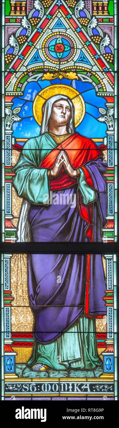 PRAGUE, RÉPUBLIQUE TCHÈQUE - le 17 octobre 2018 : Le fleuve Monica sur le vitrail à l'église Svatého Cyrila Metodeje conçu par Josef Mocker (fin de 19. Banque D'Images