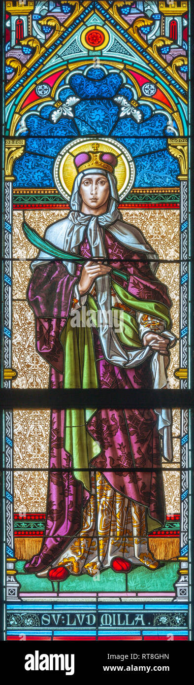 PRAGUE, RÉPUBLIQUE TCHÈQUE - le 17 octobre 2018 : Le fleuve Ludmila sur le vitrail à l'église Svatého Cyrila Metodeje conçu par Josef Mocker (fin de 19. Banque D'Images