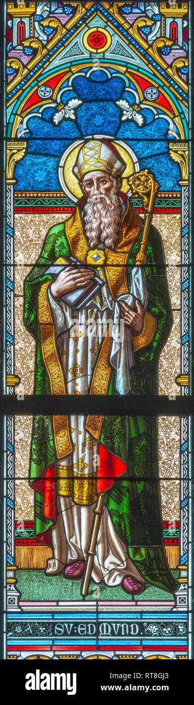 PRAGUE, RÉPUBLIQUE TCHÈQUE - le 17 octobre 2018 : La St Edmund sur le vitrail à l'église Svatého Cyrila Metodeje conçu par Josef Mocker (fin de 19. Banque D'Images