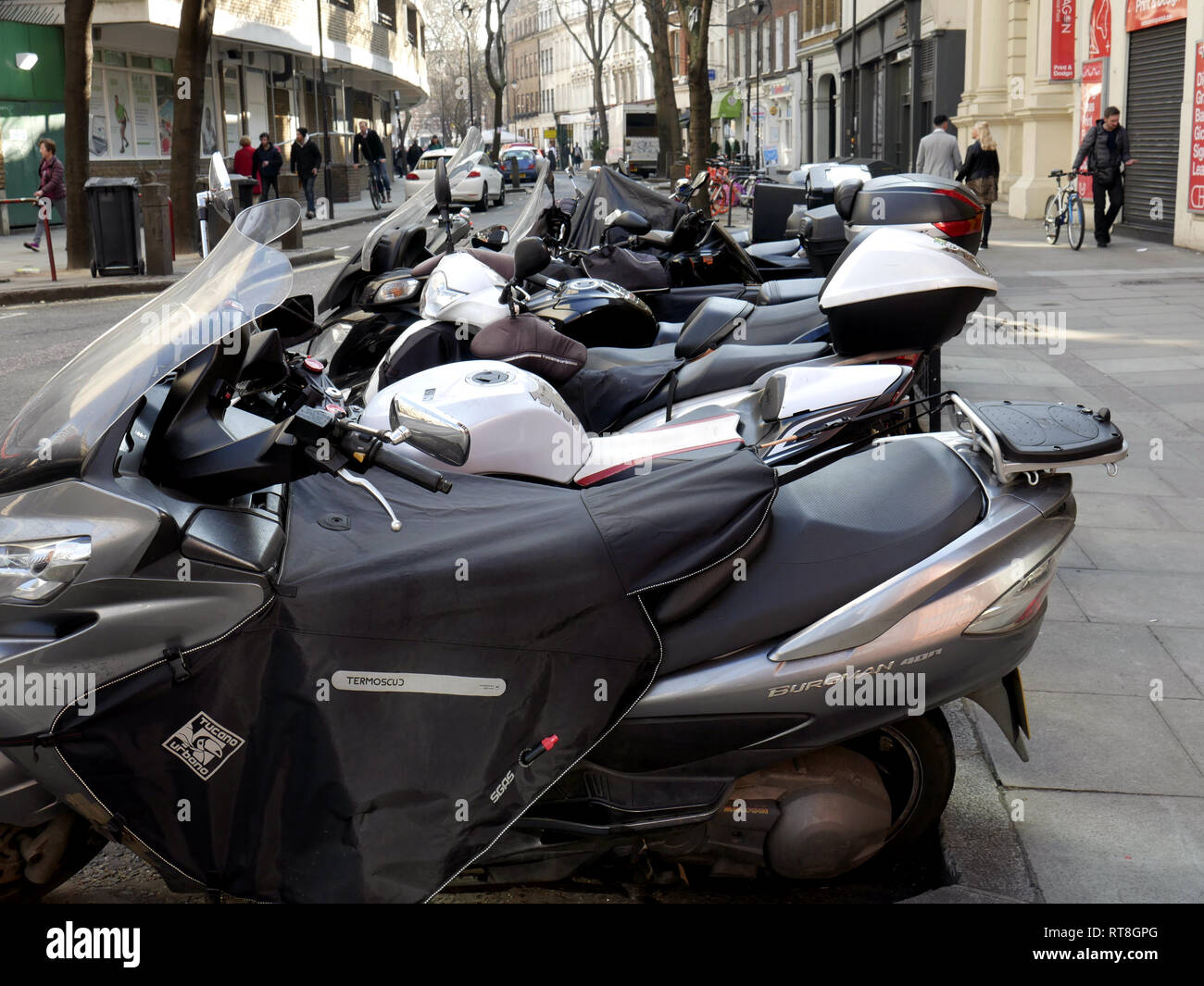 Des scooters dans un espace restreint pour les motos solo Banque D'Images