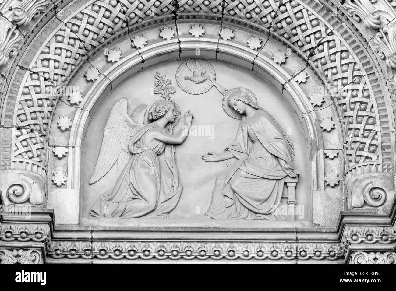 PRAGUE, RÉPUBLIQUE TCHÈQUE - le 17 octobre 2018 : Le relief de l'annonciation sur le portail de l'église kostel Svatého Cyrila Metodeje par Václav Levý (1867 Banque D'Images
