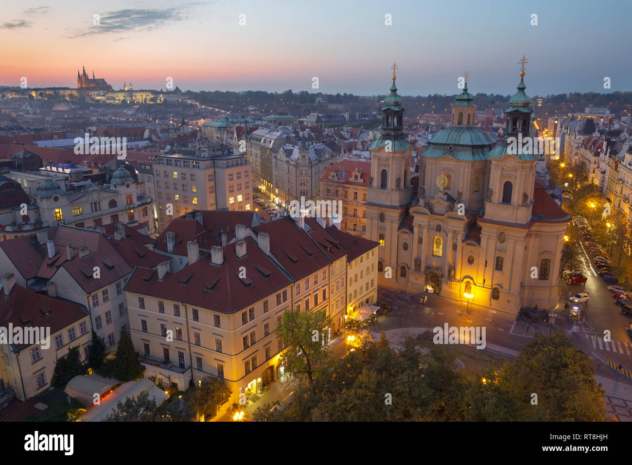 Prague - Le panorama avec l'église Saint Nicolas, Staromestske square et de la vieille ville au crépuscule. Banque D'Images